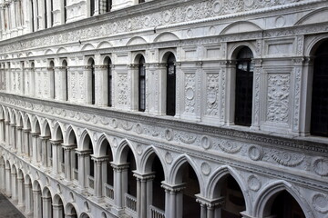 Fototapeta na wymiar Fassade des Dogenpalasts in Venedig