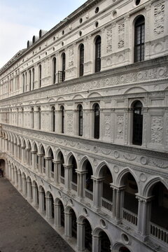 Fassade des Dogenpalasts in Venedig
