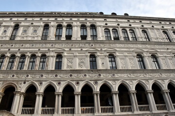 Fototapeta na wymiar Fassade des Dogenpalasts in Venedig