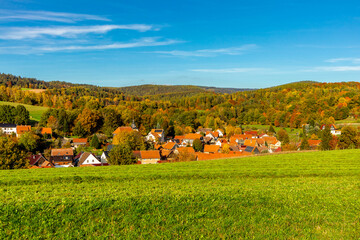 Spaziergang durch den herrlichen Sonnenschein an einen Herbsttag bei Steinbach-Hallenberg -...