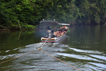 Obraz premium Boote und Häuse am Ufer des River Kwai, Katchanaburi, Thailand