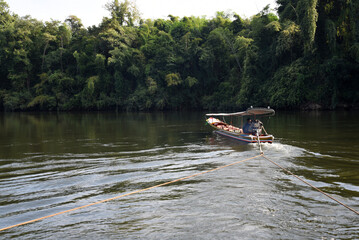 Boote und H&auml;use am Ufer des River Kwai, Katchanaburi, Thailand