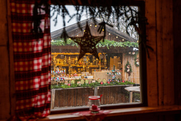 H&auml;ndlerstand auf einem Weihnachtsmarkt mit Strohstern im Vordergrund