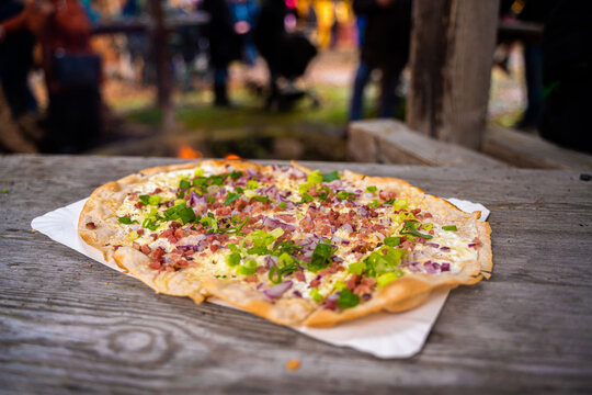 leckerer Flammkuchen auf einem Weihnachtsmakrt