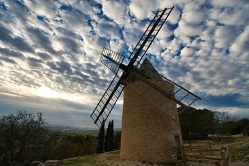 Fototapeta na wymiar Windmühle in Saint-Saturnin-les -Apt im Luberon in Frankreich