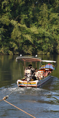 Obraz premium Boote und Häuse am Ufer des River Kwai, Katchanaburi, Thailand
