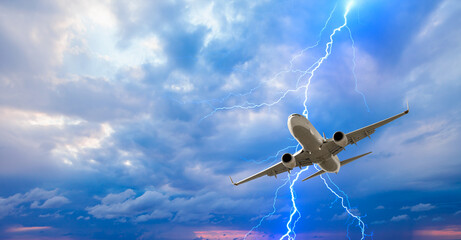Obraz premium Airplane in the sky with thunder and lightning
