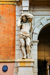 Die Statue eines Mannes ziert einen Torbogen in der Altstadt von Bologna, Italien
