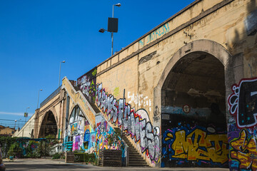 Buntes Graffiti an einer Brücke in Bologna, Italien