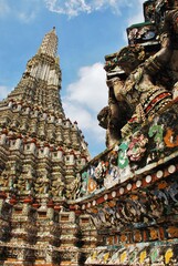 バンコクの青空に映える仏塔 ワット・アルン　