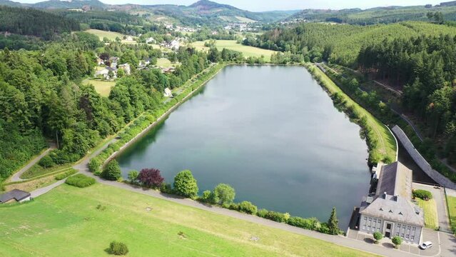 Sorpesee Sauerland / Ausgleichsweiher unter der Staumauer / Langscheid