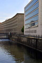 B&uuml;rogeb&auml;ude an einem Spreearm in Berlin