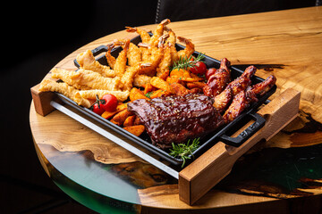 Shrimp platter in batter, fish and chips, rustic potatoes, ribs and wings in BBQ sauce