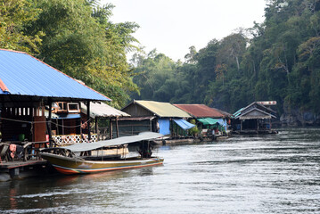 Fototapeta na wymiar Boote und Häuse am Ufer des River Kwai, Katchanaburi, Thailand