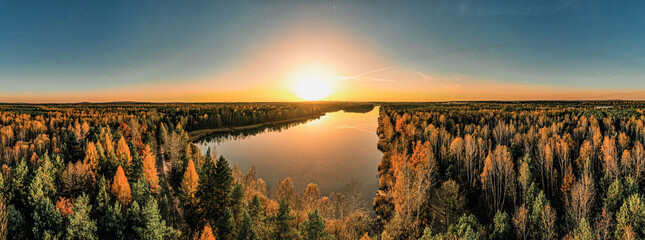 Fototapeta Zachód słońca nad Jeziorem Sosina na Śląsku w Polsce, panorama z lotu ptaka jesienią. obraz