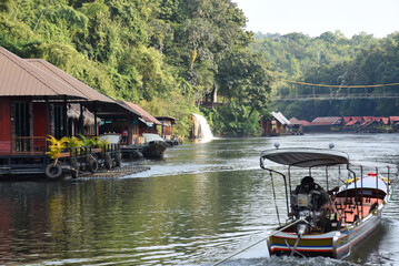 Boote und Häuse am Ufer des River Kwai, Katchanaburi, Thailand