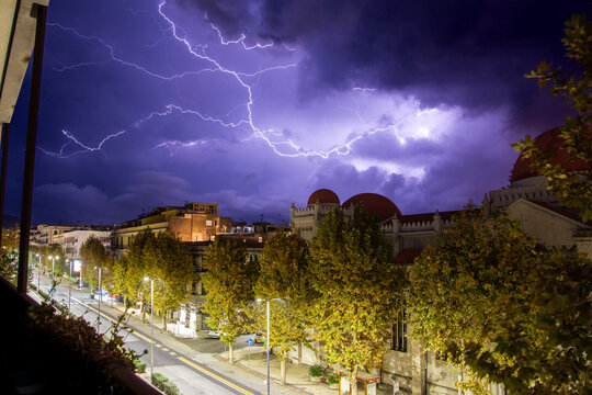 Fulmini Con Paesaggio Urbano