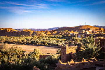 Obraz premium ait-ben-haddou, oasis, high atlas mountains, morocco, north africa, ait ben haddou, kasbah, adobe, sunset