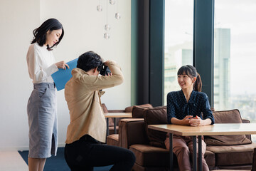 広告写真の撮影をするフォトグラファー
