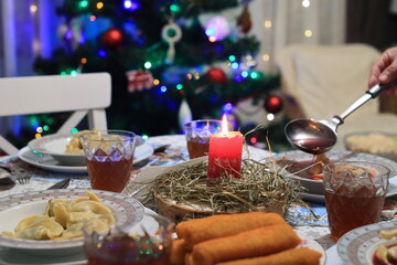 Christmas, Preparation of the Christmas Eve table for dinner.
Boże Narodzenie, Przygotowanie stołu wigilijnego do kolacji.