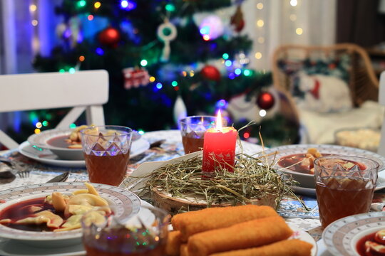Christmas, Preparation of the Christmas Eve table for dinner.
Boże Narodzenie, Przygotowanie stołu wigilijnego do kolacji.
