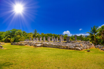 Fototapeta na wymiar Ancient ruins of Maya in El Rey Archaeological Zone near Cancun, Yukatan, Mexico