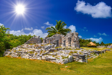 Fototapeta na wymiar Ancient ruins of Maya in El Rey Archaeological Zone near Cancun, Yukatan, Mexico