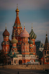 Fototapeta na wymiar St. Basil's cathedral on red square in Moscow
