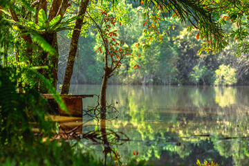 Onscherpe panoramische natuurachtergrond op het grote meer, weerspiegeld door het water van bomen, de sfeer is omgeven door grote bergen