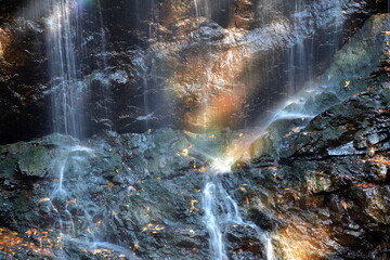 虹のある水の流れ