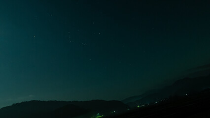 Fototapeta premium 田舎の山間に見えるオリオン座