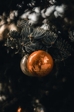 Nahaufnahme von Silber und Rote Weihnachtskugeln am Tannenbaum