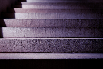 Nahaufnahme von weißen Steintreppenstufen 