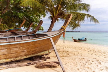 Fototapeta na wymiar Traditional Thai boats on the beach near ocean