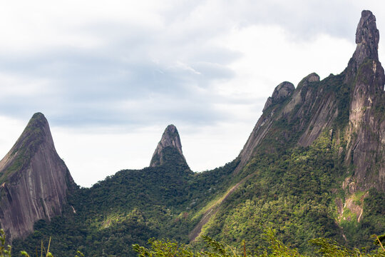 Foto pela tirada em torno de 9h da manh&atilde; no dedo de Deus em Teres&oacute;polis - RJ 