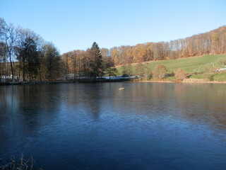 der zugefrorene Gondelteich in Neustadt/Harz