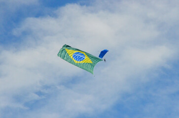 Fototapeta na wymiar Para-Quedas com bandeira do Brasil