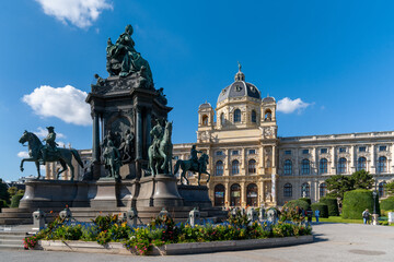 Fototapeta na wymiar the Maria Theresa Monument and natural history museum in downtown Vienna