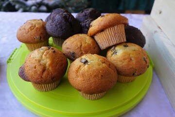 Muffins auf grüner Kuchenplatte 