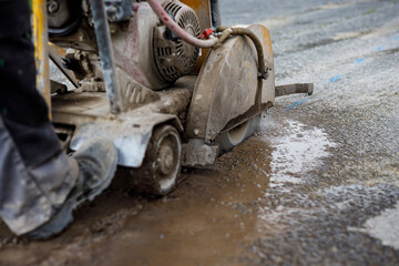 device for cutting paths and roads to start excavation work