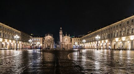 Obraz premium The beautiful San Carlo Square illuminated at night