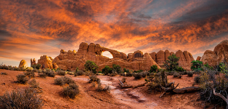 Sunrise on Skyline arch