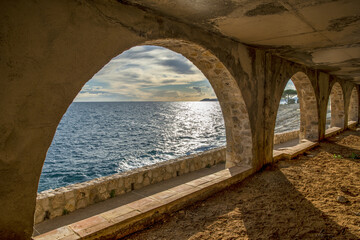 Passage vouté avec des arches sur un chemin de randonnée en bord de mer près de Monaco sur la Côte d'Azur