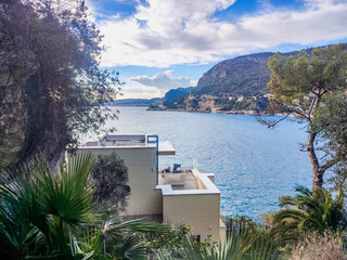 Paysage de bord de mer  sur la Côte d'Azur avec une villa de luxe offrant une terrasse avec une vue de rêve