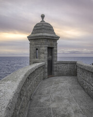 Guérite du théâtre du fort Antoine en bord de mer  à Monaco avec un ciel nuageux