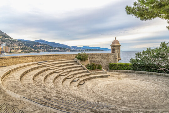 Th&eacute;&acirc;tre en pierres du fort Antoine &agrave; Monaco, en bord de mer et au pied du palais princier