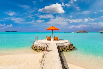 Crédence de cuisine en verre imprimé Bora Bora, Polynésie française Sun bed and parasol at tropical beach