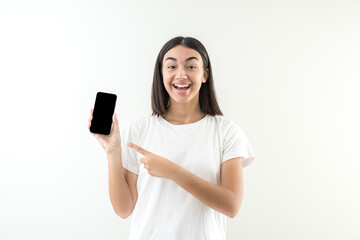 Naklejka premium Young girl happy smile showing good news or message on mobile phone