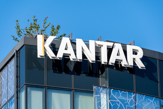 Paris, France - 18 novembre 2022: Enseigne et logo en haut d'un b&acirc;timent de Kantar France. Le groupe Kantar est un institut britannique d&rsquo;&eacute;tudes et de conseil de marque