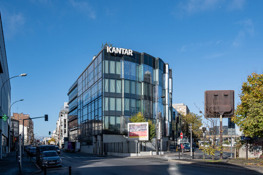 Paris, France - 18 novembre 2022: Vue ext&eacute;rieure d'un immeuble de Kantar France. Le groupe Kantar est un institut britannique d&rsquo;&eacute;tudes et de conseil de marque